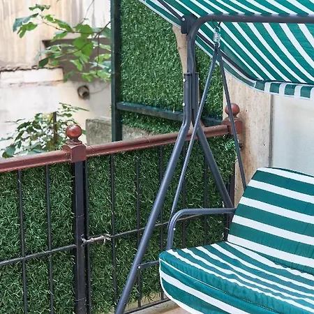 Cozy With A Private Garden, Full Flat Apartment