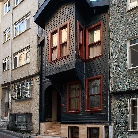 Апартаменты Cozy With A Private Garden, Full Flat Стамбул