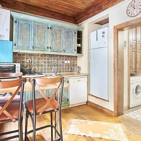 Cozy With A Private Garden, Full Flat * اسطنبول