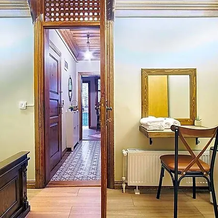 Cozy With A Private Garden, Full Flat