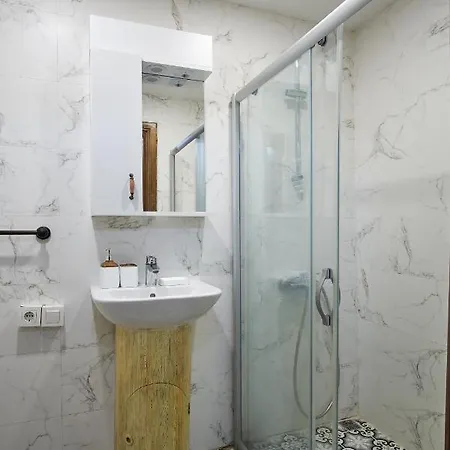 Cozy With A Private Garden, Full Flat Apartament Stambuł
